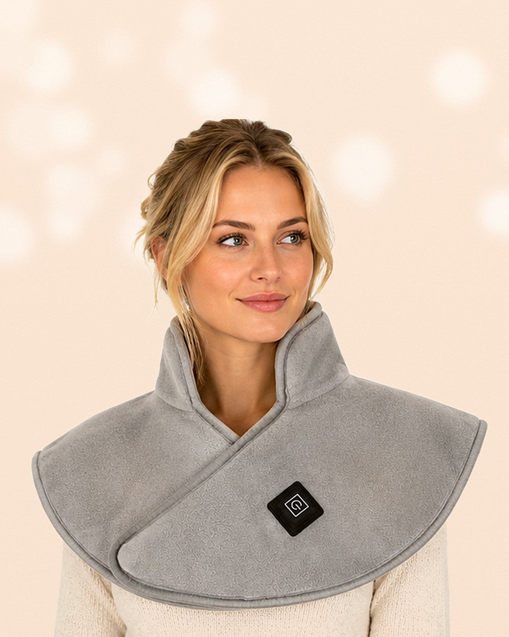 Femme blonde portant la cape chauffante Nuage Chaud, ambiance chaleureuse