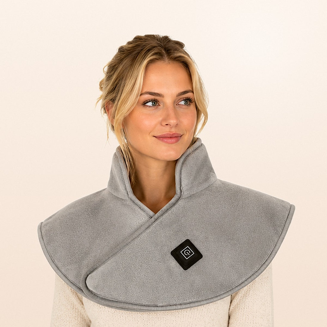 Femme portant la cape chauffante Nuage Chaud sur la nuque et les épaules